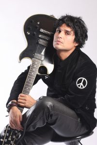 Pedro Suarez Vertiz icono del rock peruano lanzo “Amor yo te perdí la fe”.